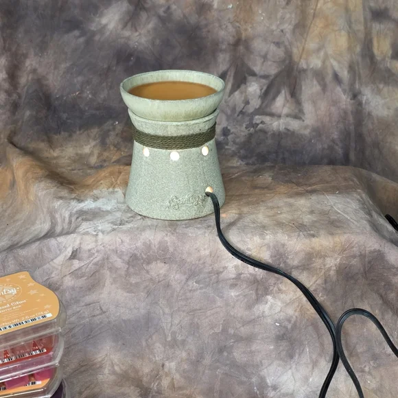 Scentsy Hatteras Mid Size Wax Warmer Light 6 Scent Bars Included - Picture 7 of 14